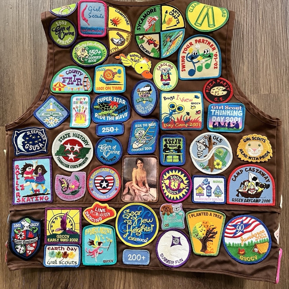 Vtg Girl Scouts Brownie Vest Early 2000s Over 80 Patches USA Size Medium - Picture 2 of 11